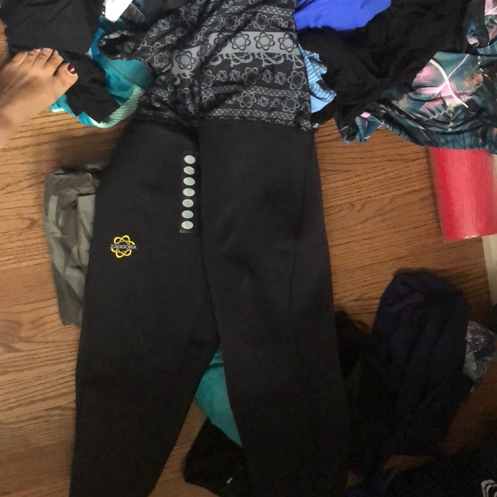 Zaggora workout pants size L. NWT